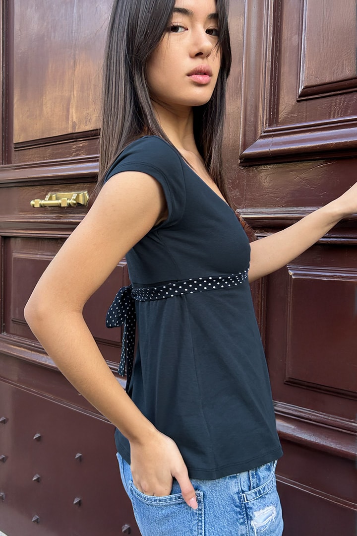 V-neck T-shirt with polka dot ribbon | Subdued